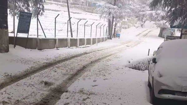 Shimla receives snowfall, many roads blocked | Shimla News - Times of India