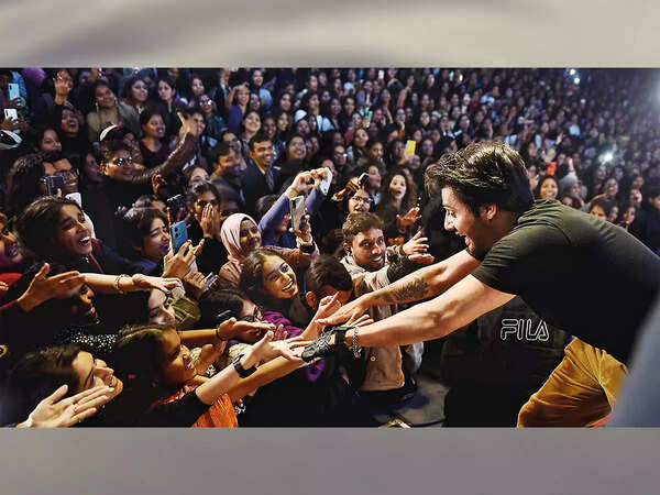Stebin Ben greets fans during his performance