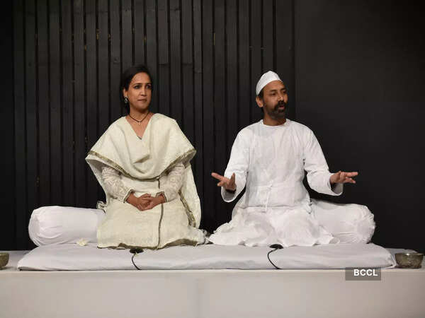 Poonam Girdhani ve Rajesh Kumar'ın Dastangoi Collective performansının bir yorumu