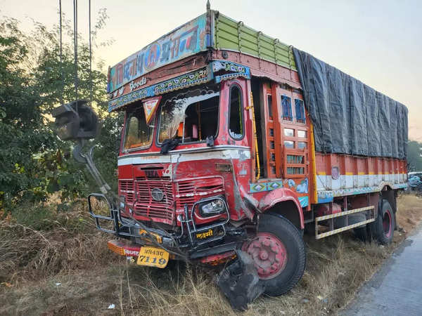 9 killed as car collides with truck on Mumbai-Goa highway | Mumbai News – Times of India