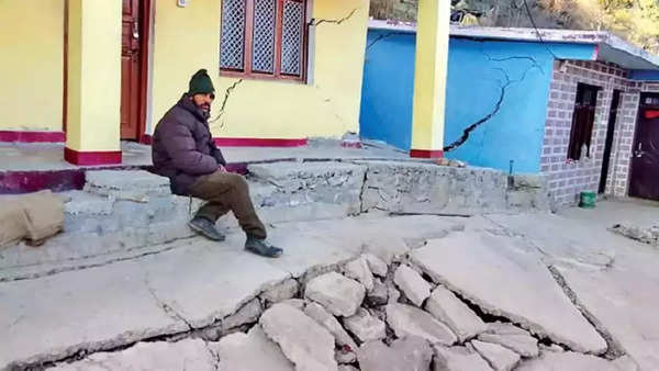 Sinking Joshimath: Cracks in many buildings | India News - Times of India