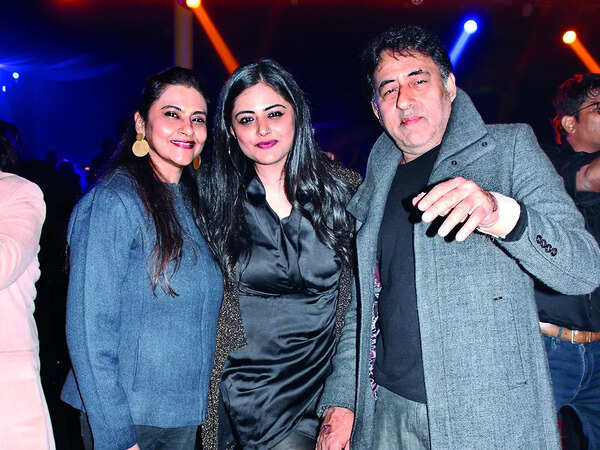 (L-R) Bhavika, Manisha and Mahesh