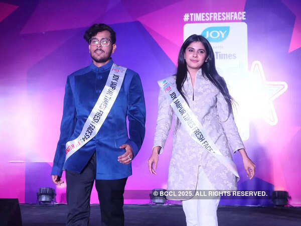 Birinci ikinci Vivek Mishra ve ikinci ikinci Vanshika Sharma