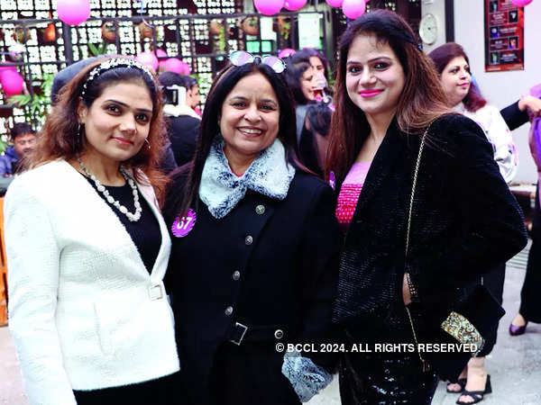 (Soldan Sağa) Richa Chawla, Seema Chawla & Anshul Garg