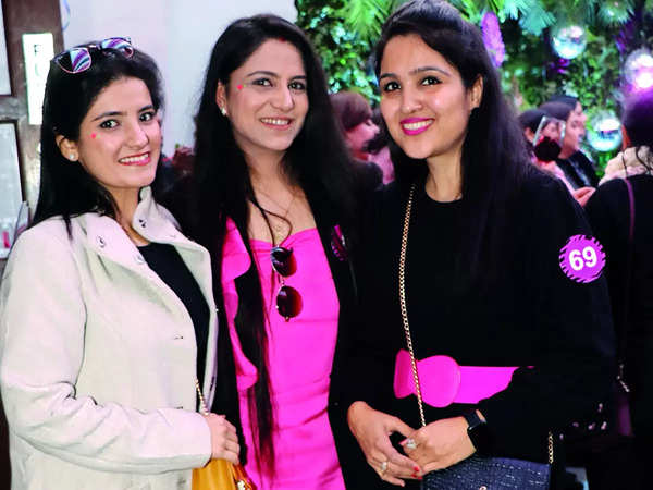 (L-R) Pritika, Neha and Hina Arora