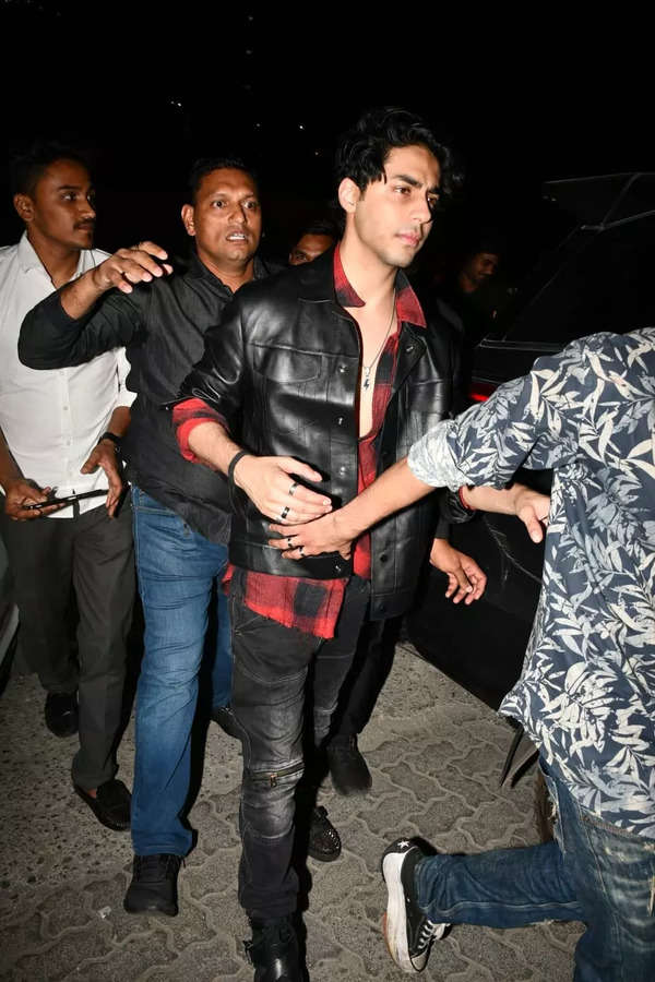 Aryan Khan arrives at a bash in the city with Suhana Khan and Ananya ...