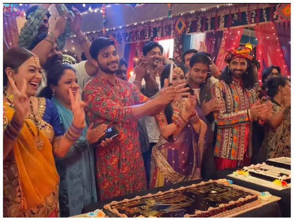 The unit celebrates 400 episodes of Sindoor Ki Keemat