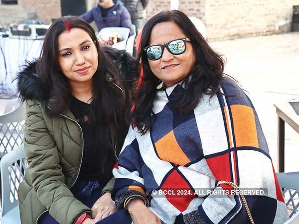 Garima Pandey (solda) ve Nirja Jaiswal