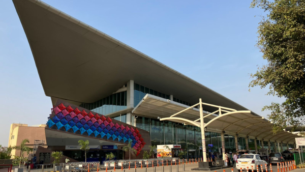 Chaudhary Charan Singh Uluslararası Havaalanı