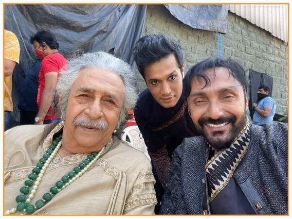 Harshil with Naseeruddin Shah and Rahul Bose on the set of the series