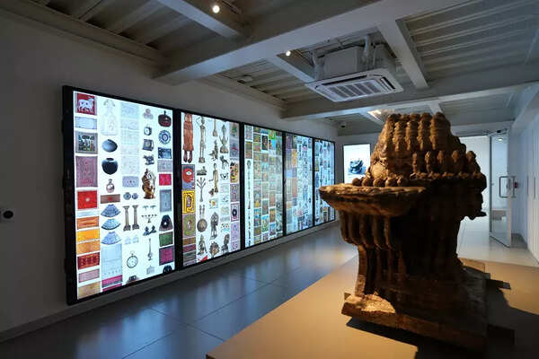 2.Interactive screens