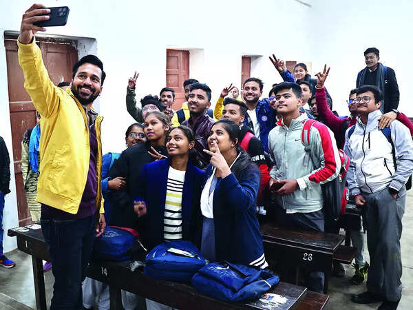 Shriidhar clicking selfies with students at KKC, Lucknow