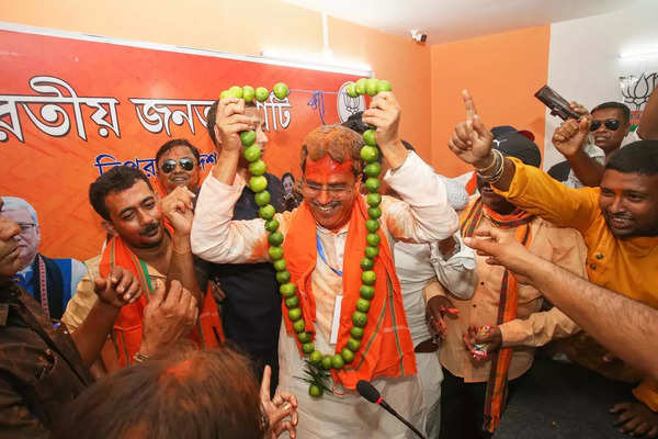 Agartala_ Le ministre en chef de Tripura, Manik Saha, enguirlandé par des partisans du BJP af....