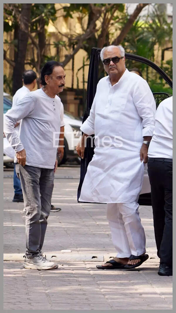 Satish Kaushik (34)