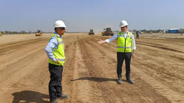 Noida Havaalanı CEO'su Christoph Schnellmann ve proje lideri Dinesh Jamwal.  (PTI fotoğrafı)