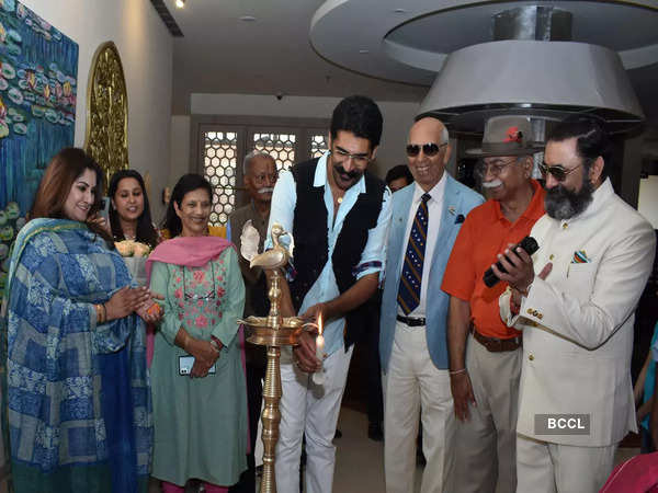 Rahul Singh, Admiral Madhvendra Singh, Dushyant Singh Naila and Hemendra Singh Vedsa lighting the lamp