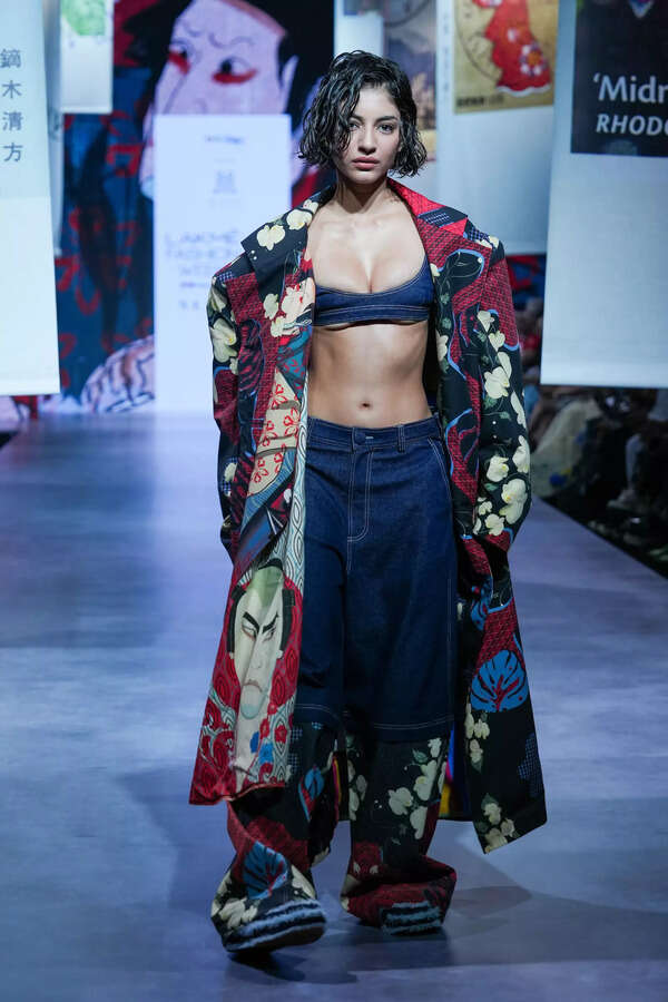 Model Walking forTwo Point Two (7)
