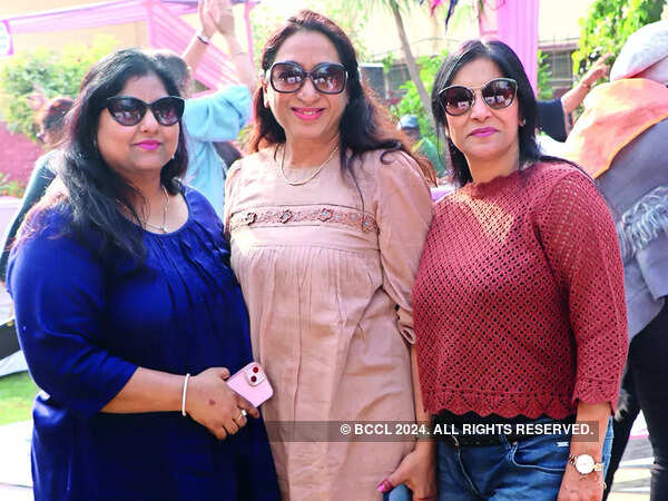 (Soldan Sağa) Nisha Agrawal, Mamta Agrawal ve Preeti Agrawal