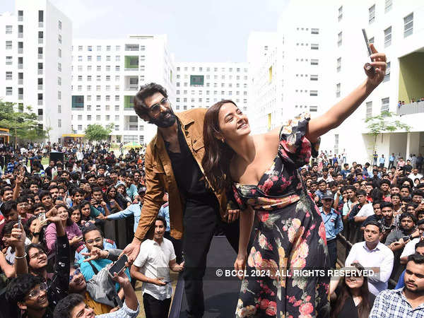 Rana Daggubati ve Surveen Chawla BU öğrencileriyle selfie çekiyor