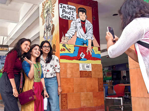 Shweta also clicked pictures with her juniors