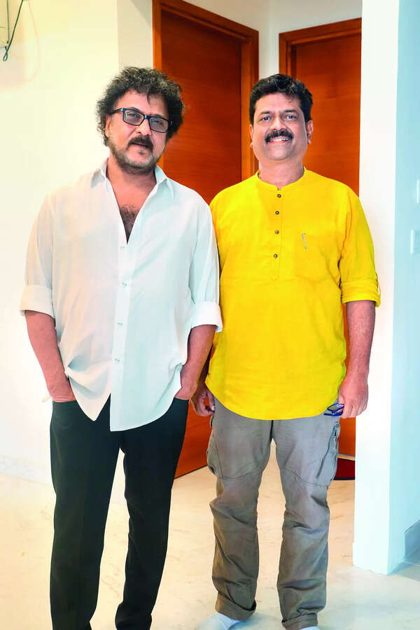 director Gururaj Kulkarni with Ravichandran