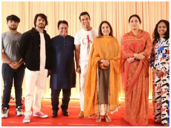 Aashiesh and Archana with the cast of Pachhattar Ka Chhora