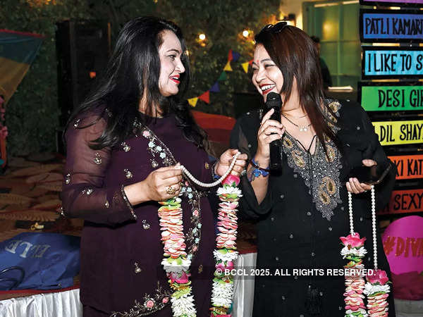 Preeti (L) ve Pooja