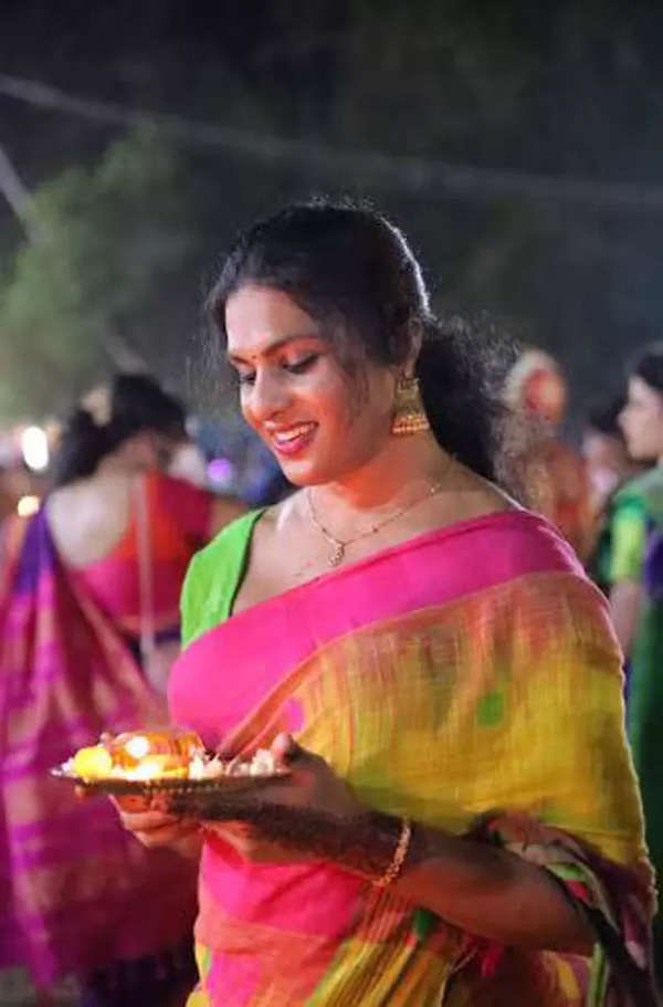 Chamayavilakku Festival, a unique festival celebrated in Kerala, where men  dress up as women, Kerala - Times of India Travel