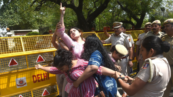 दिल्ली के इंद्रप्रस्थ महिला कॉलेज के बाहर छात्रों का प्रदर्शन