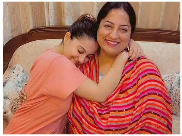 Tunisha Sharma med sin mor Vanita Sharma (Instagram)