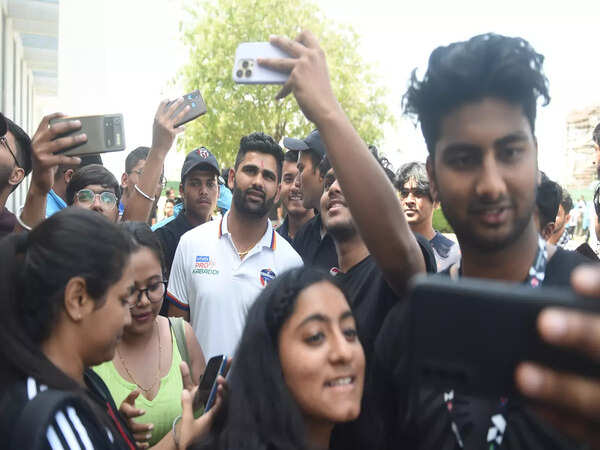 Pro Kabbadi Champion Pardeep Narwal With university students