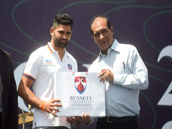 Pro Kabaddi champion Pardeep Narwal with Prabhu Aggrawal, VC