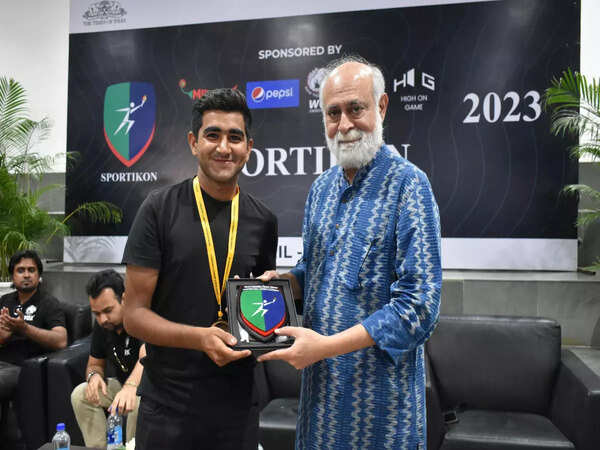 Sudhanshu Verma, the Chief Operating Officer of Bennett University presenting prizes to the winners
