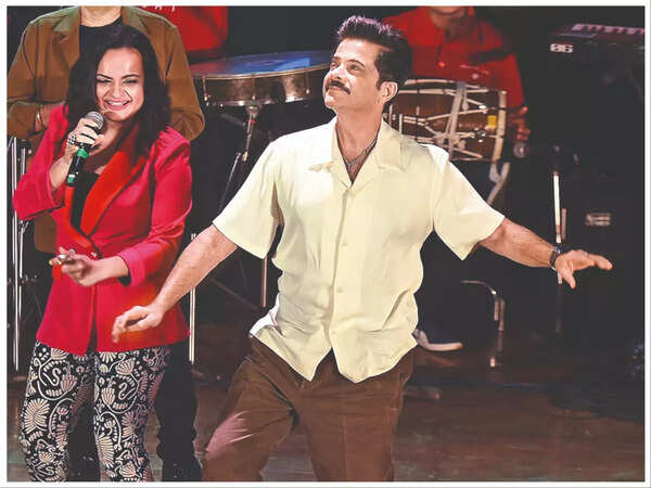 Anil Kapoor dances as Aditi Singh Sharma sings Hawa Hawai