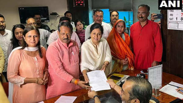 Delhi Bjp Decides To Contest Mcd Mayor Poll Fields Councillor Shikha Rai Delhi News Times 8080