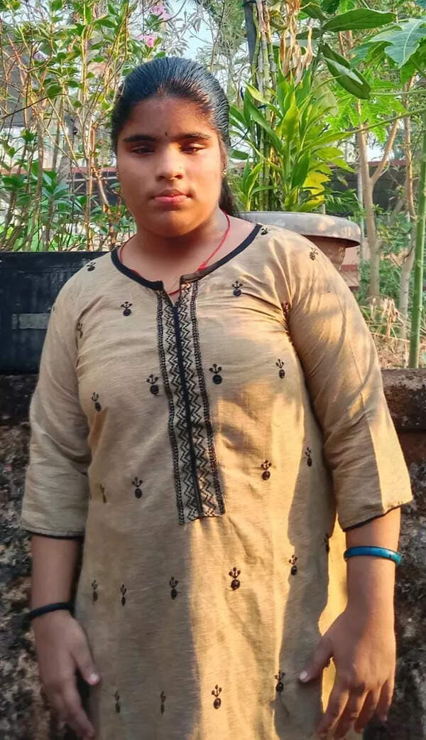 mom sat outside class to help blind girl pass PUC