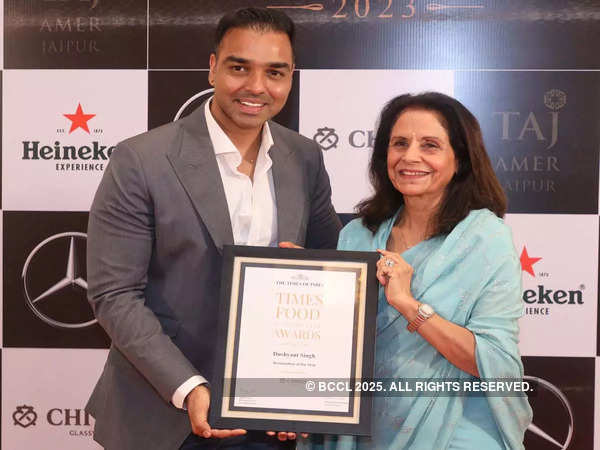 Former tourism minister Usha Poonia felicitating Dushyant Singh with Restaurateur of the year award