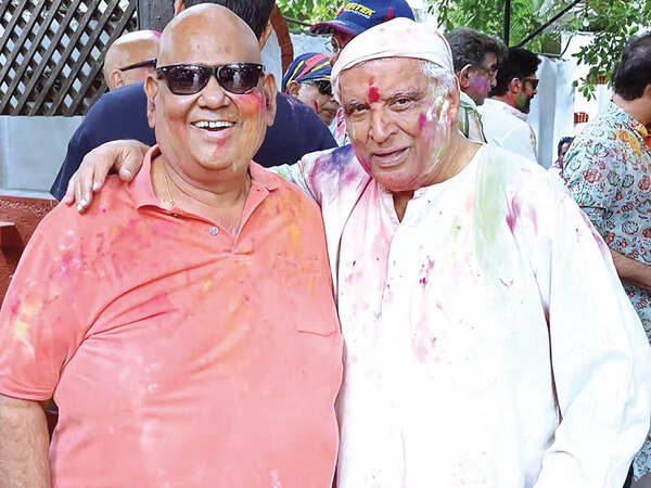Javed Akhtar with Satish Kaushik on Holi this year (BCCL/ @satishkaushik2178)