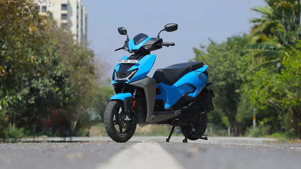 Hero Xoom एक स्टाइलिश स्कूटर है हीरो जूम फ्रंट लेफ्ट