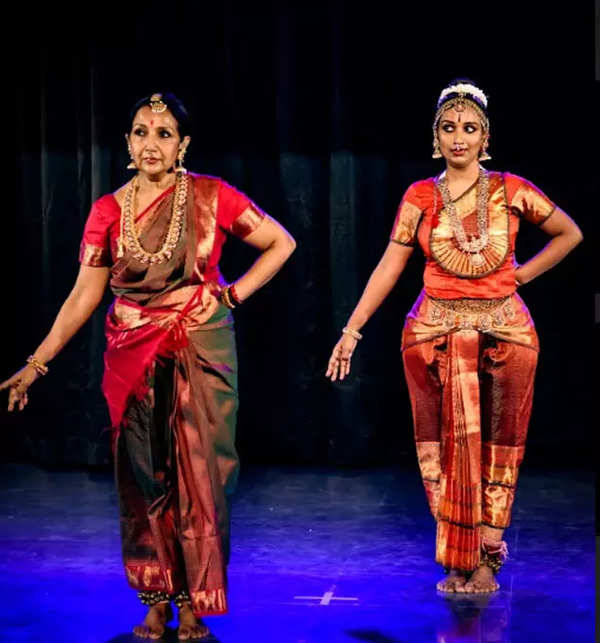 world-dance-day-natya-tarangini-pays-tribute-to-guru-shishya