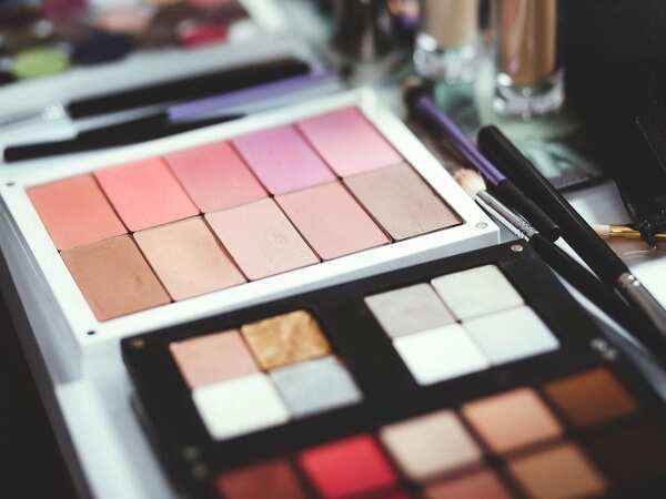 Pink eyeshadow for a girlish, casual look