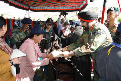 Army Chief Gen Bikram Singh pays homage to the martyrs of Kargil war