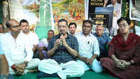 Kejriwal joins villagers in &lsquo;Save Karapur&rsquo; protest