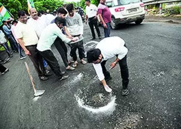 Youth Congress chalks out potholes on Wardha Road