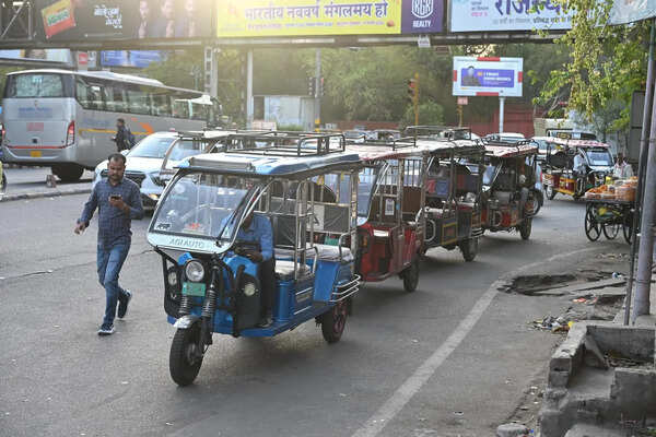 Relocated bus stand fails to ease Narayan Singh Circle traffic