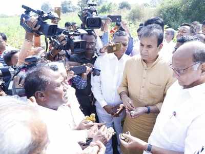 Amid deliberations over govt formation, Sharad Pawar meets Vidharbha farmers