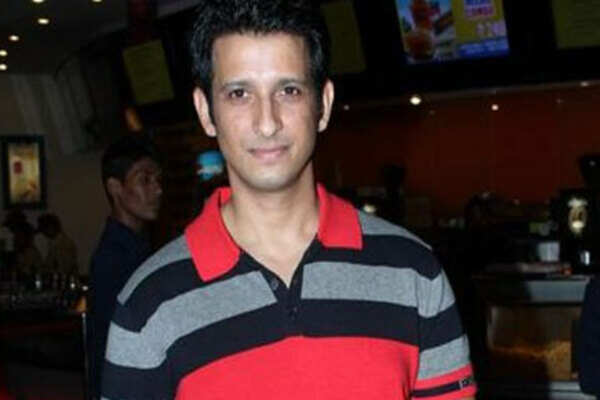 Khyana gives acting tips to dad Sharman