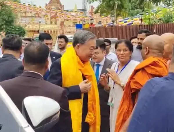 Vietnam President offers prayers at Mahabodhi temple amid tight security