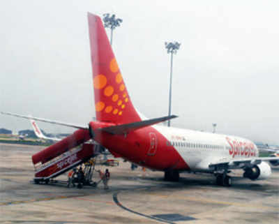 SpiceJet: ‘Overloaded’ SpiceJet flight arrives without 10 passengers’ luggage