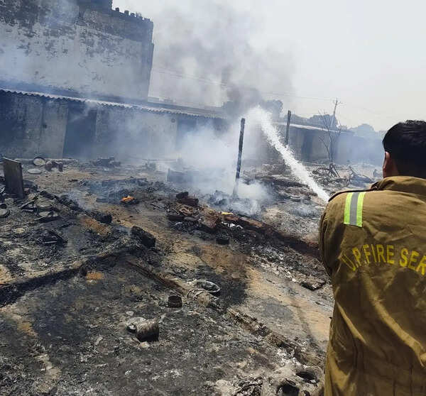 Fire burns down 25 shanties in Dankaur